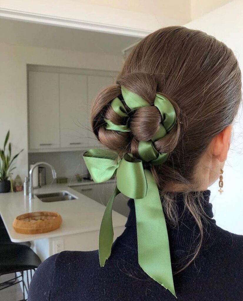 Penteado entrançado com fita