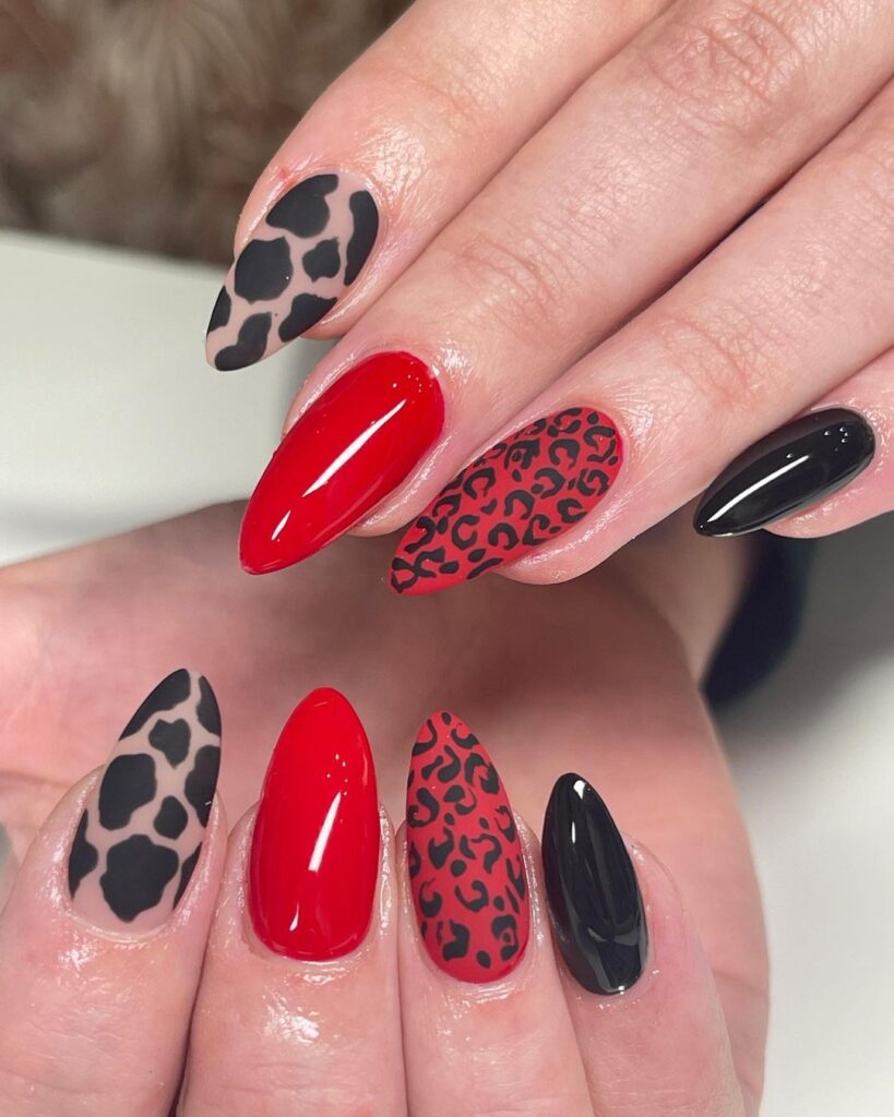 Unhas pretas e vermelhas com estampados atractivos