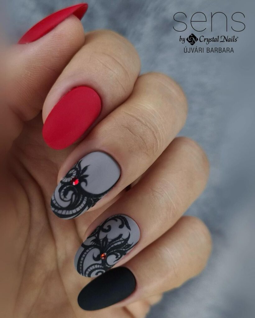 Ongles chauds rouges et noirs avec motif en dentelle 