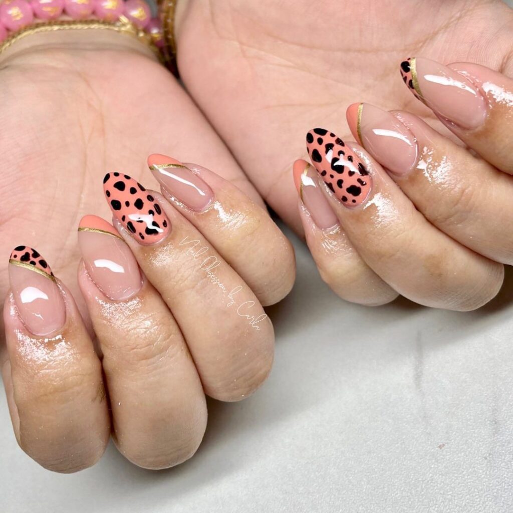 unhas de pêssego com estampado animal