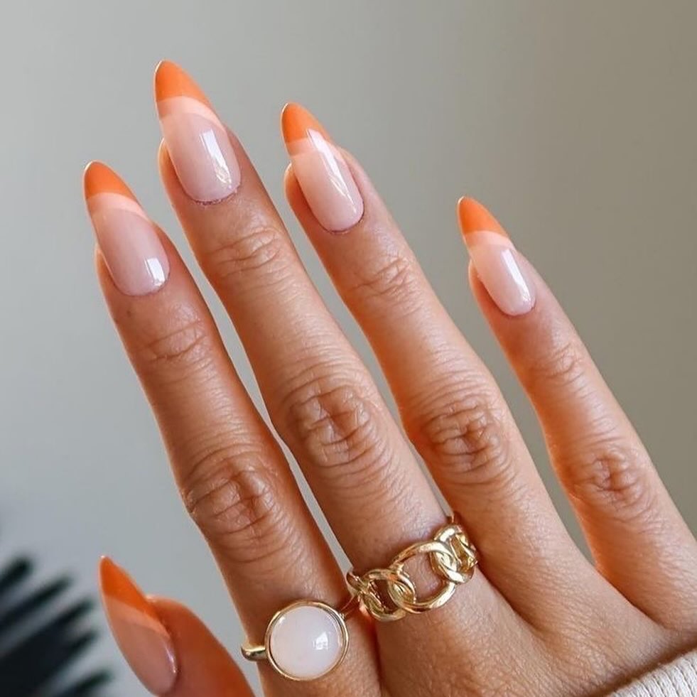 french tips asymétriques peach fuzz