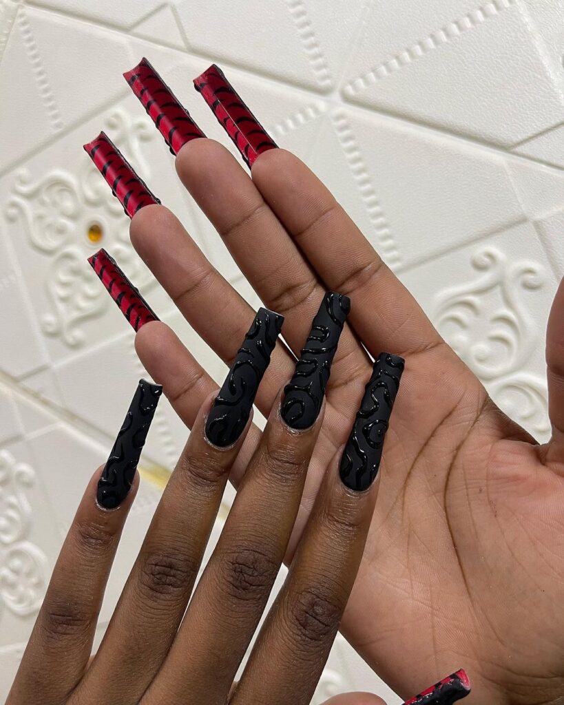 ongles noirs à fond rouge