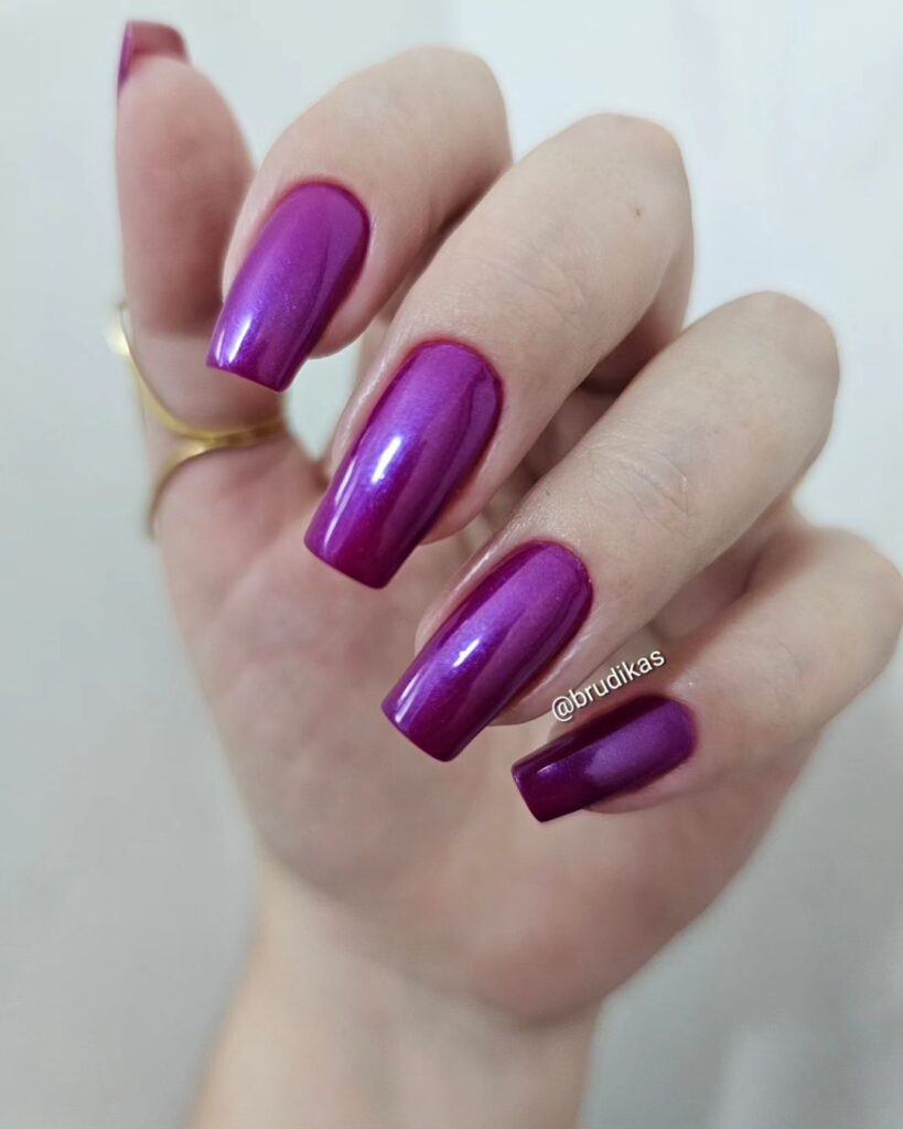 arte de unhas metalizada cranberry