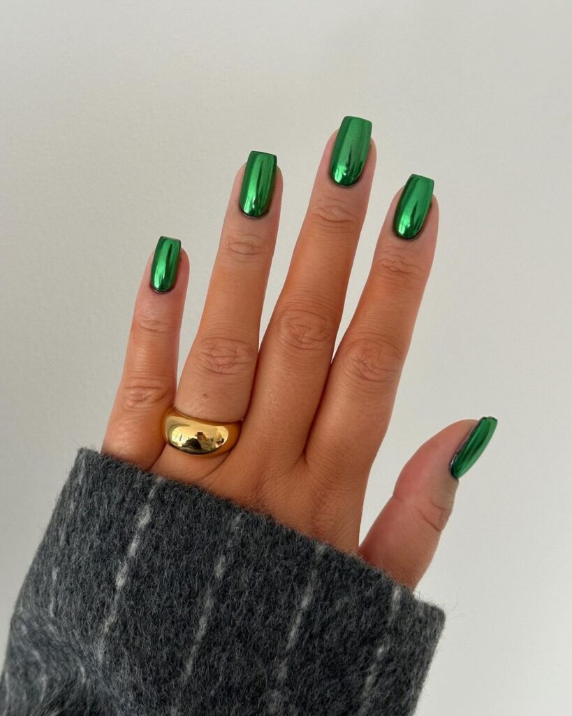 uñas espejo verde metalizado