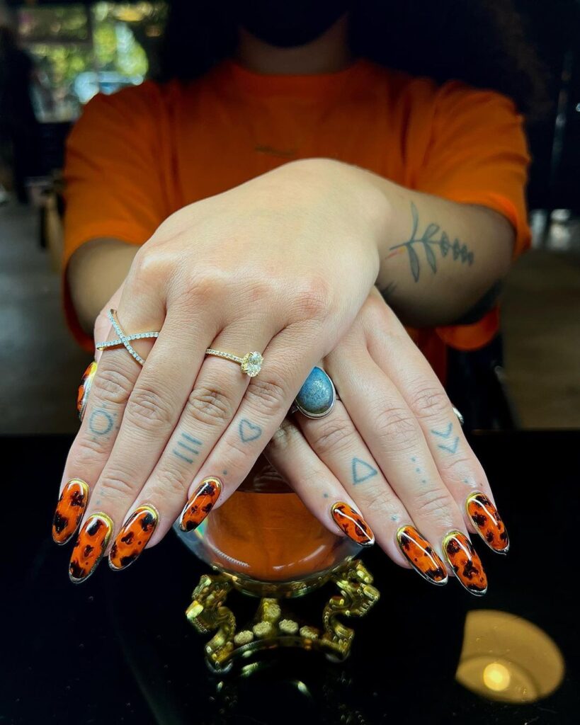 ongles léopard et or mob wife