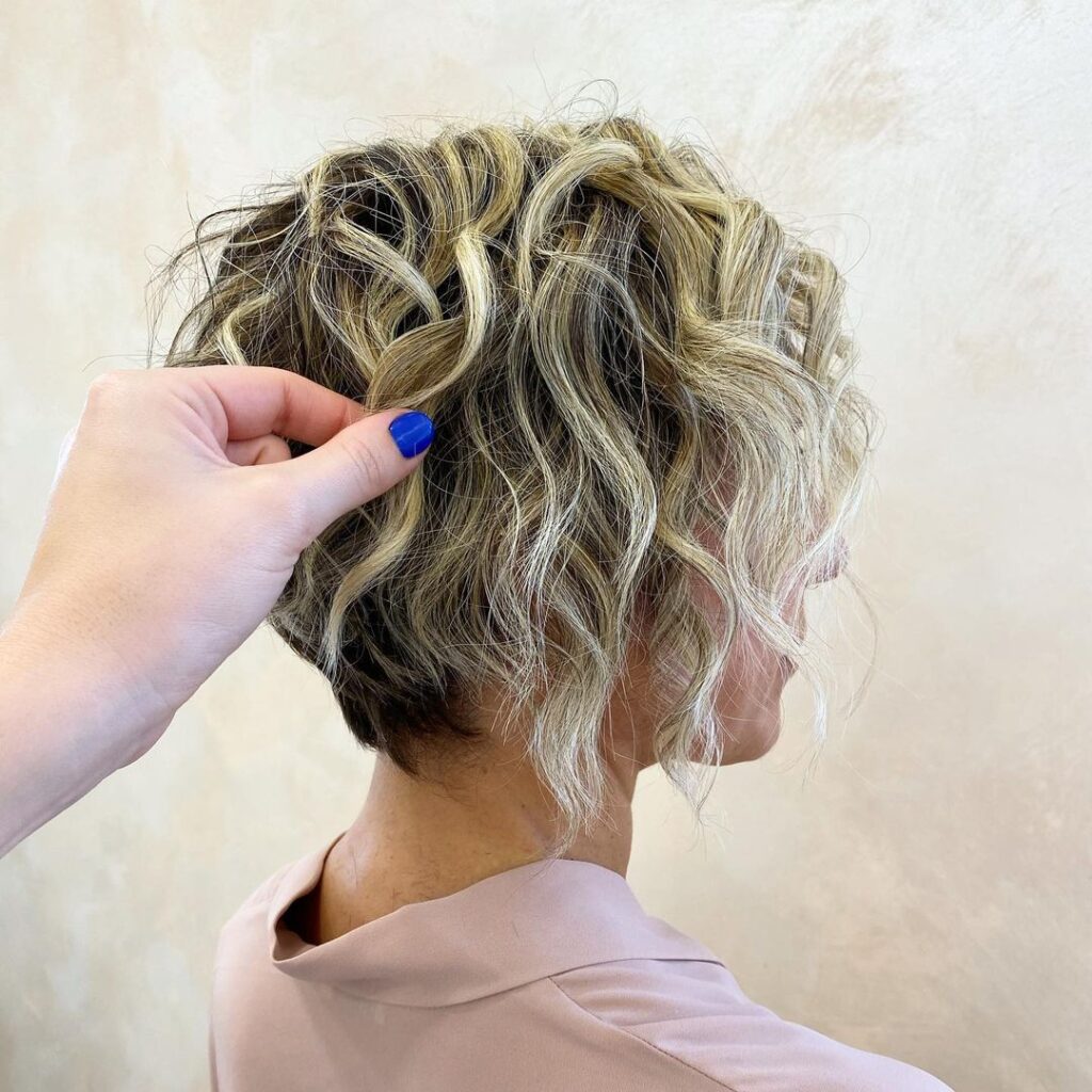 coupe pixie longue et bouclée