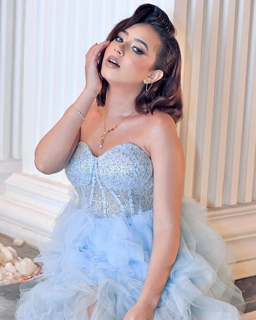 makeup for ice blue dress