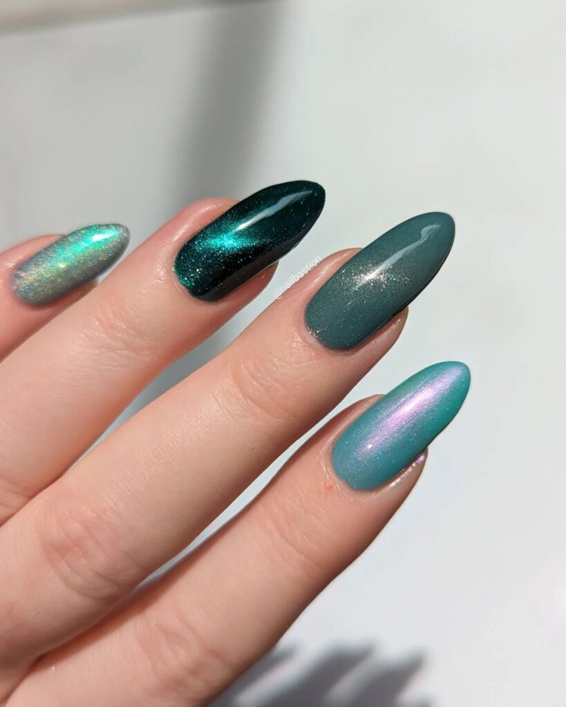 verde pastel em nail art metálica