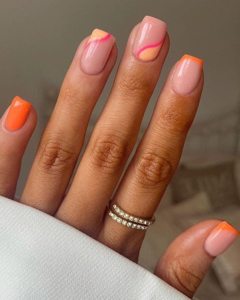 unhas com penugem rosa e pêssego