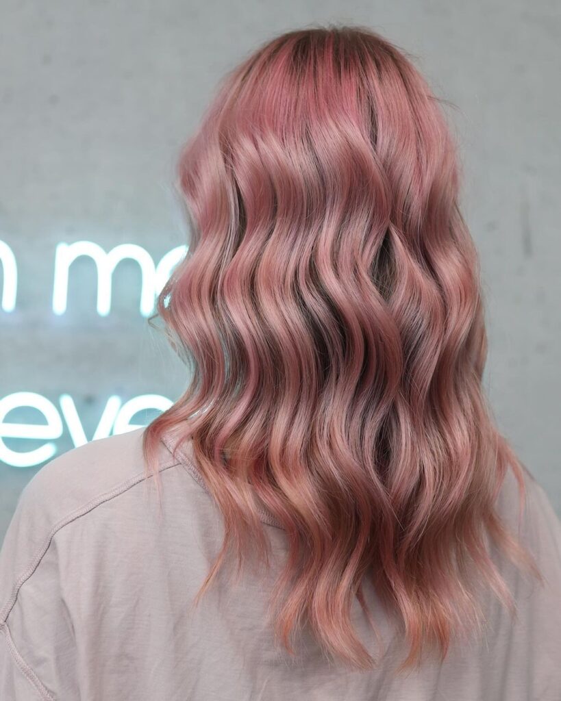 coloration de cheveux rose peach fuzz