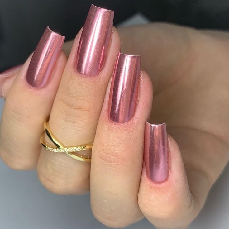 ongles rose métallisé