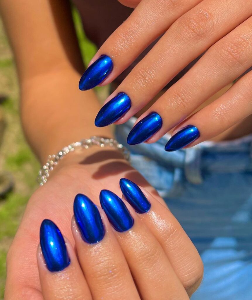 ongles bleu roi