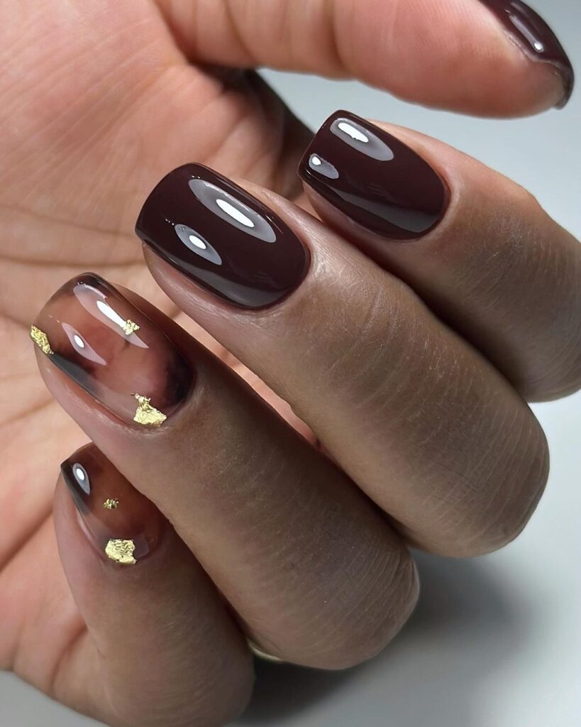 ongles subtils marron et or de la femme de la mafia