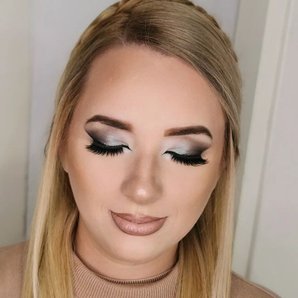 maquillaje sutil plateado para el baile de graduación