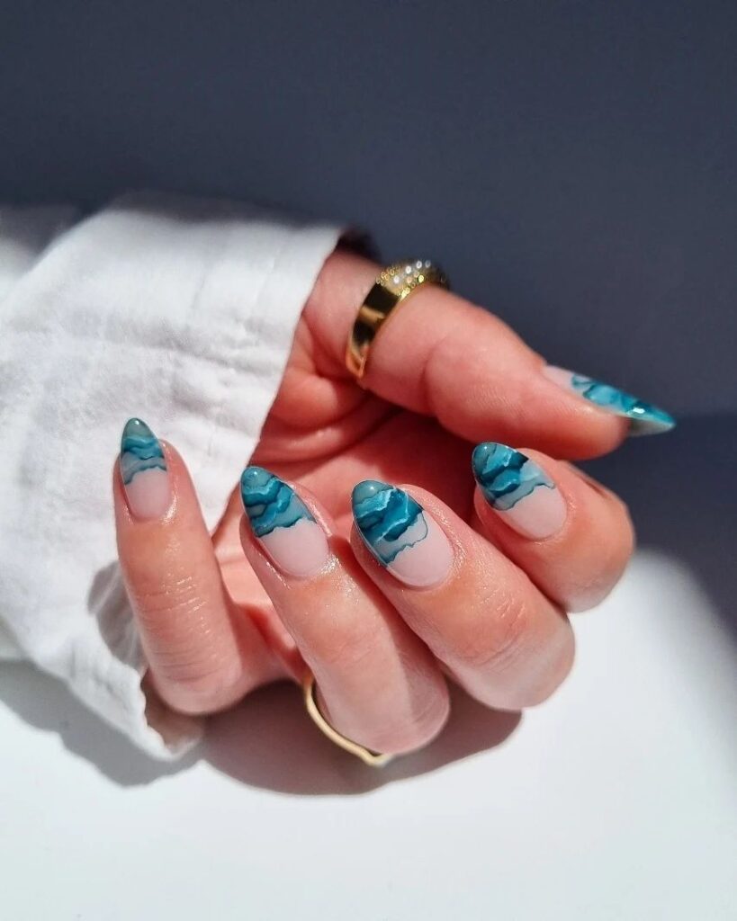 Unhas Frescas com Ondas do Oceano