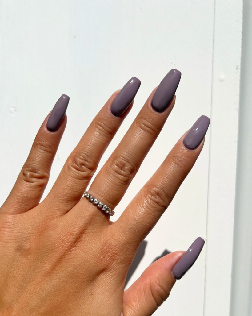 Uñas lilas en tonos fríos