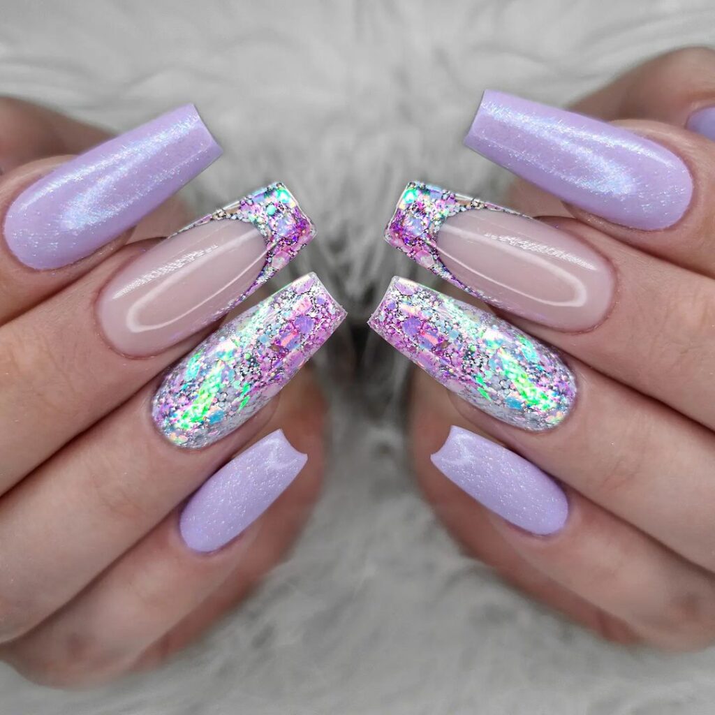 Uñas lilas brillantes