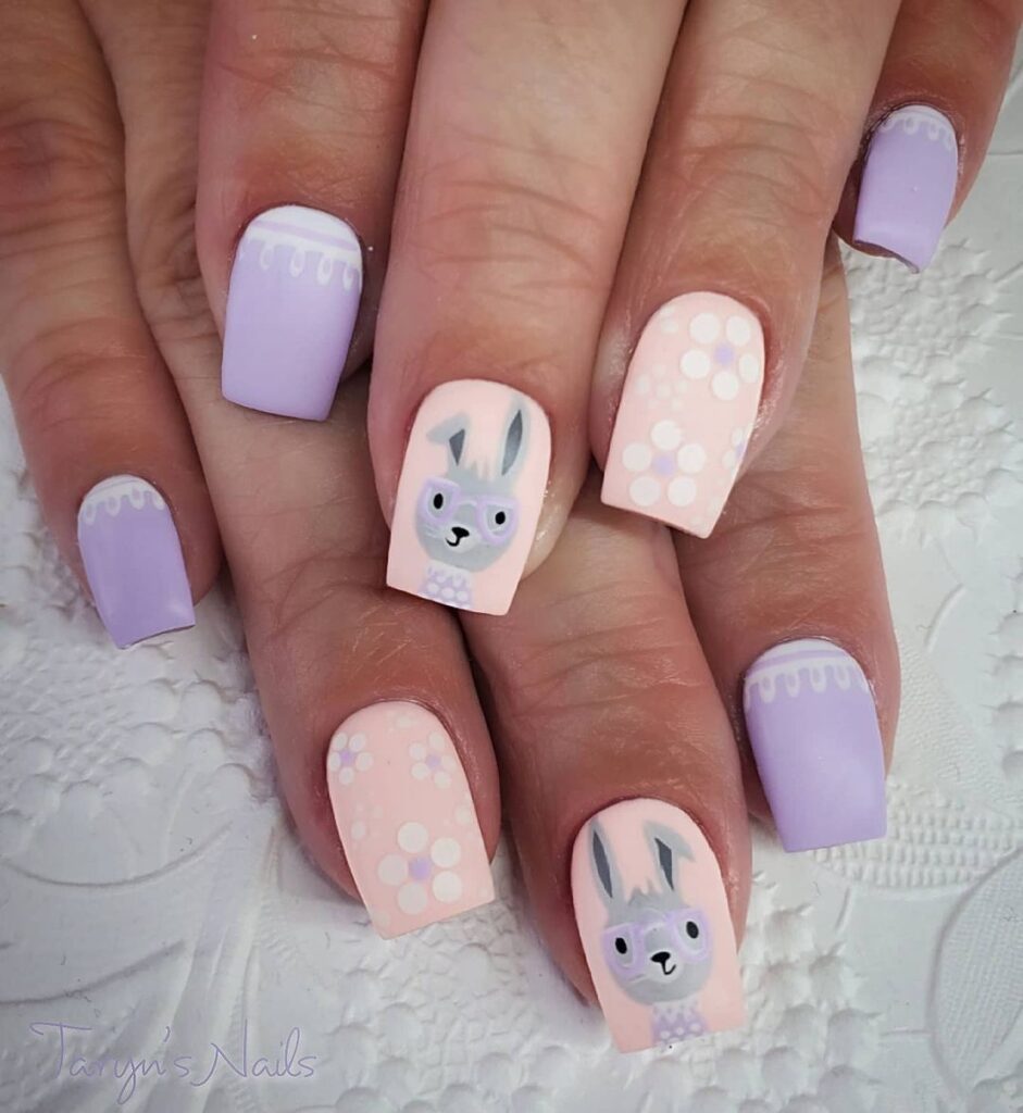 Uñas de lavanda con un conejito nerd