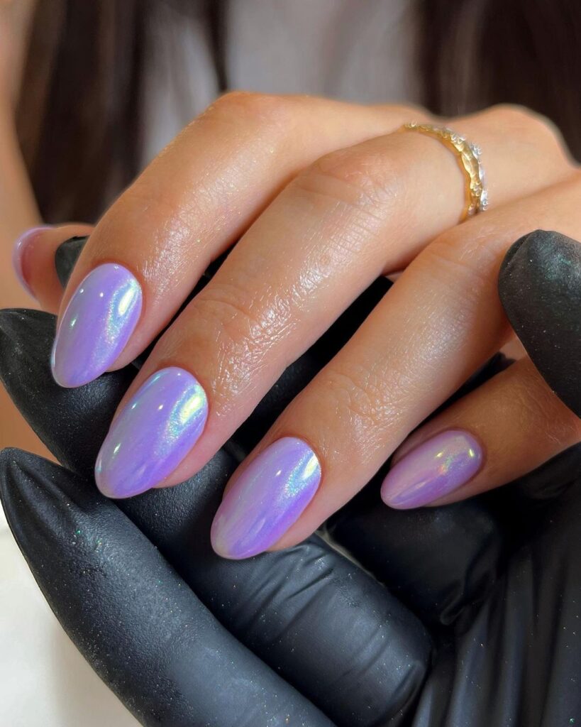 Ongles en chrome lilas