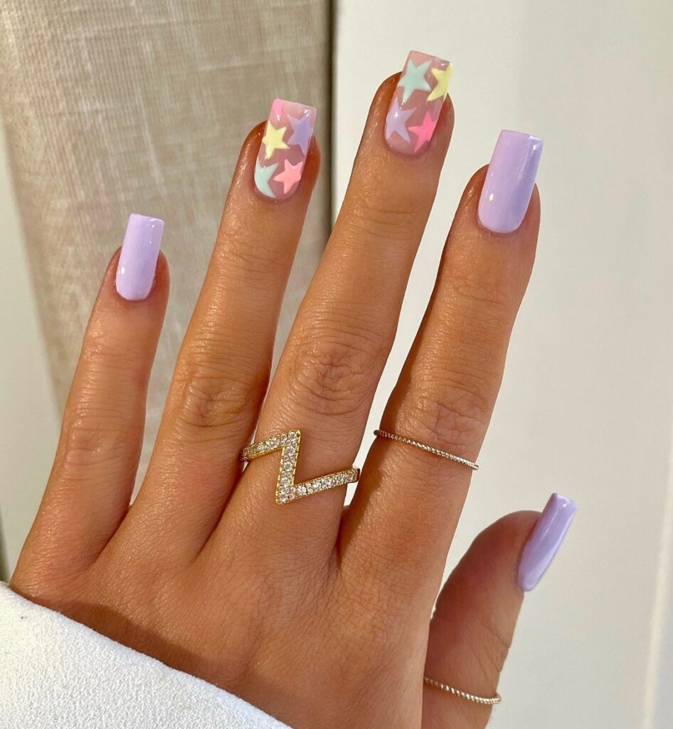 Design de unhas lilás com estrelas 