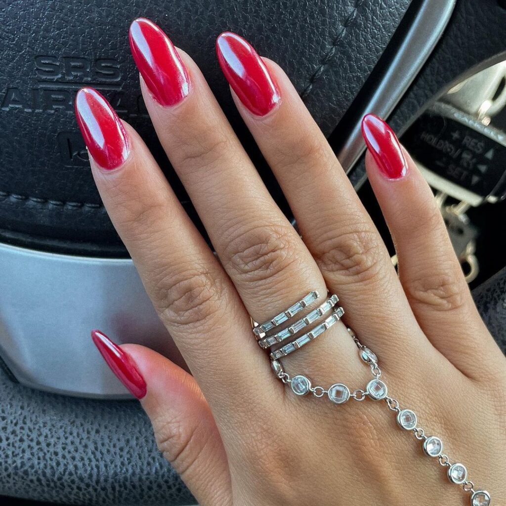 Clous en chrome rouge