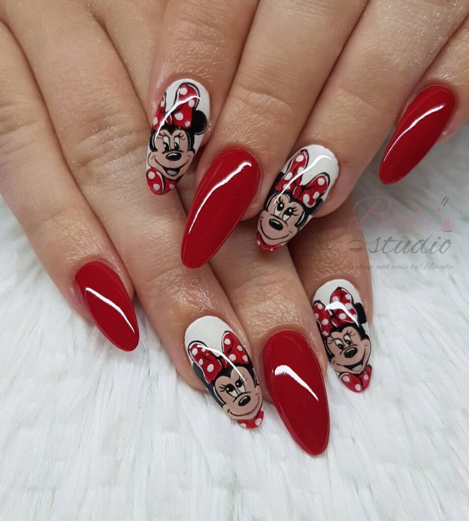 Ongles rouges Minnie Mouse