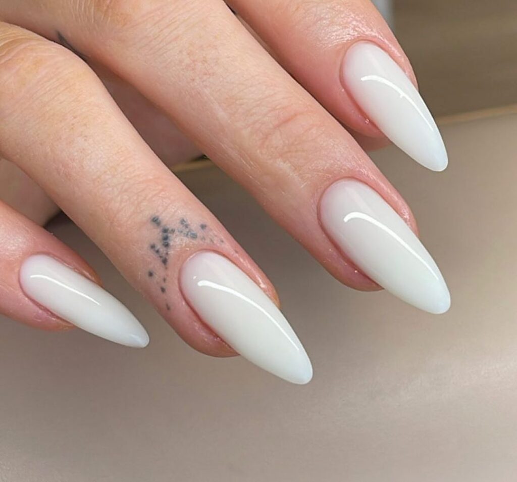 uñas blanco almendra