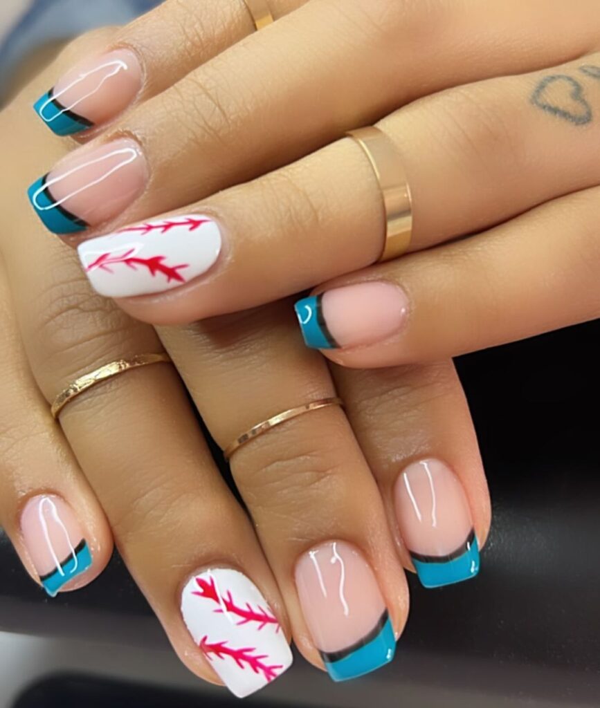 manicura azul y puntadas de béisbol