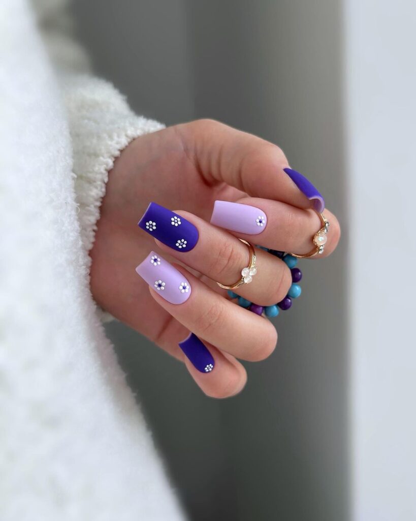 uñas azules de primavera con flores