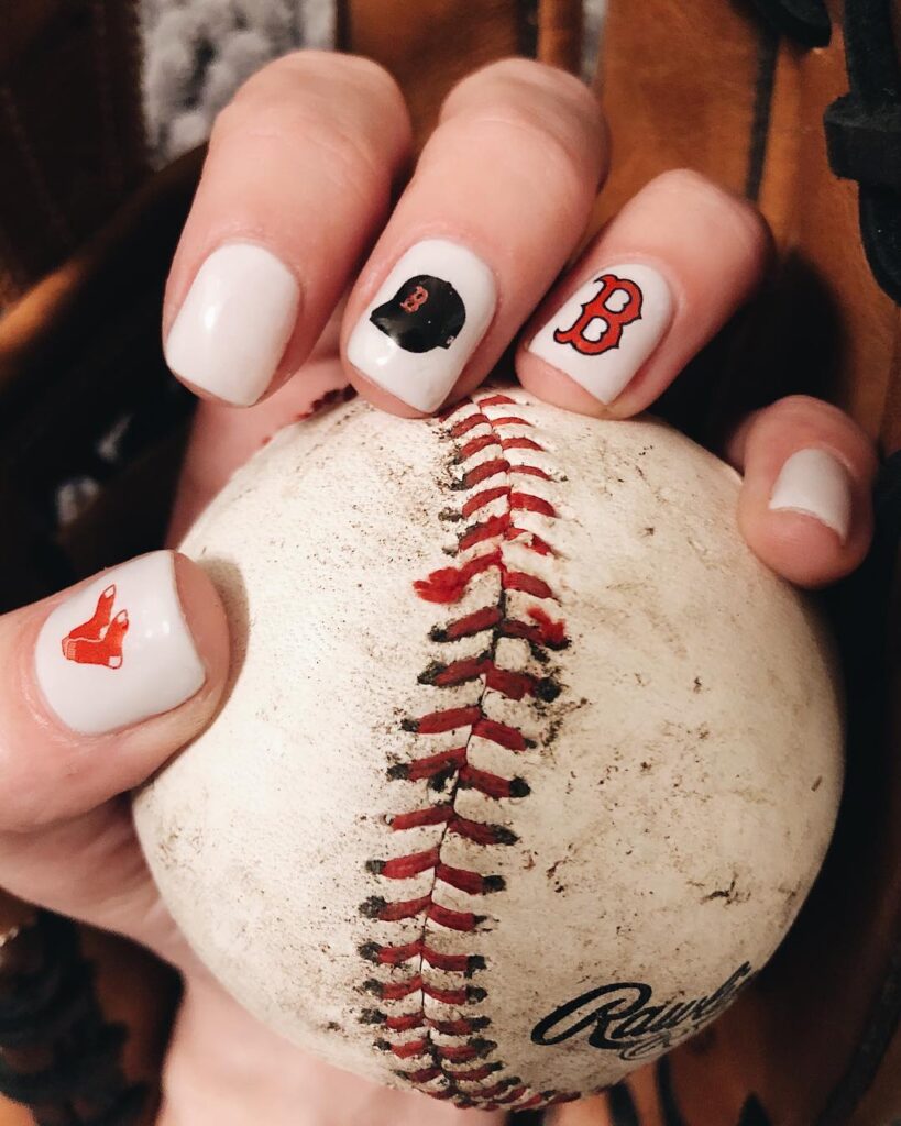 uñas de los boston red sox y una pelota de baseball