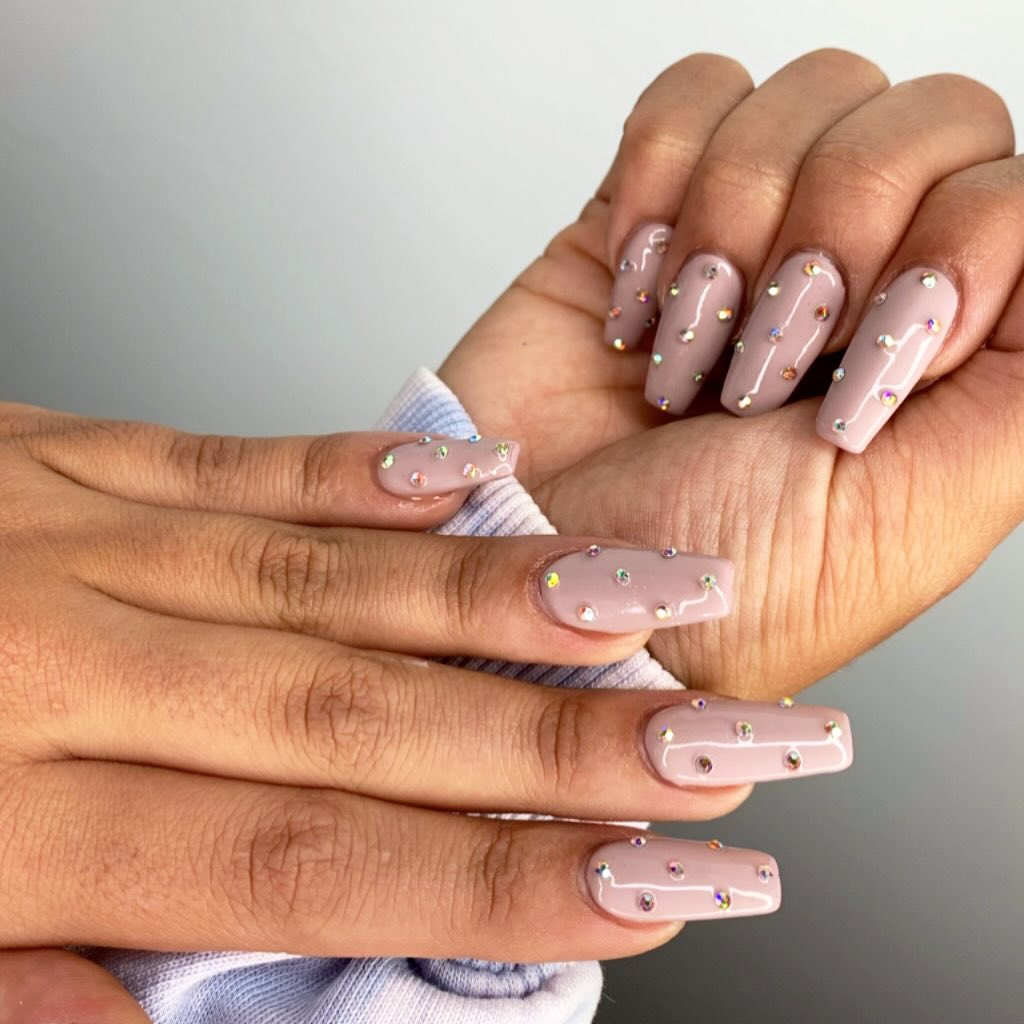 unhas com pedras preciosas cor-de-rosa