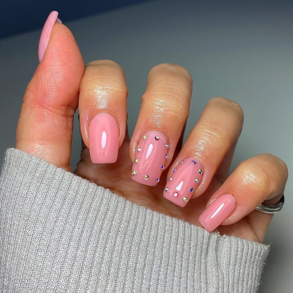 uñas elegantes con gemas rosas