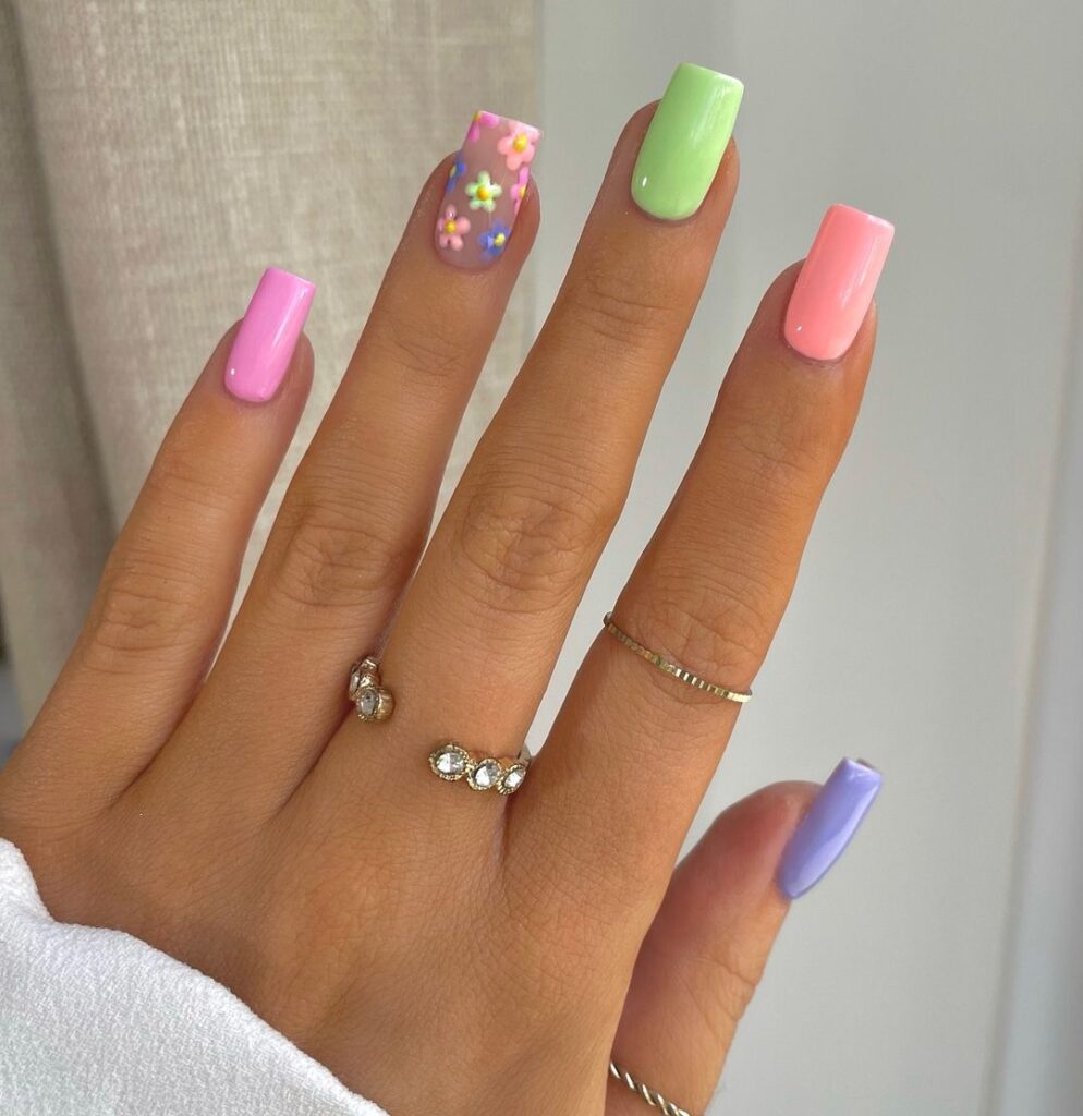 detalles florales y divertidas uñas de colores