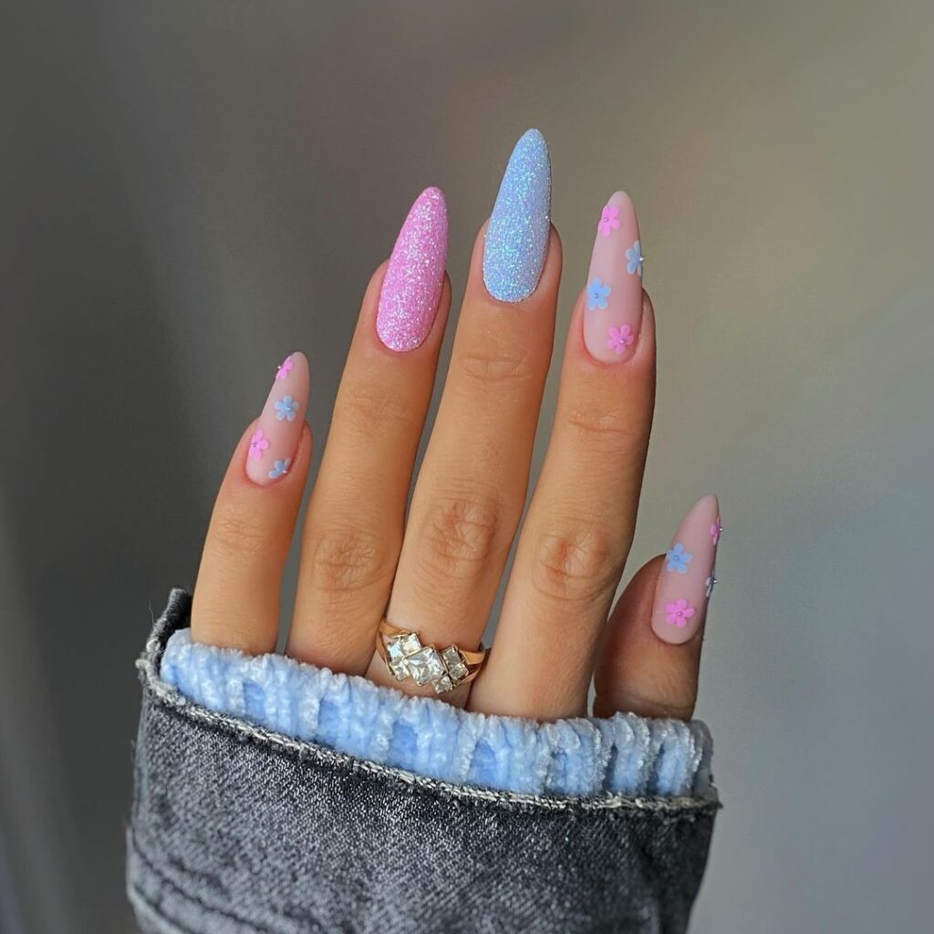 unhas com purpurinas em tons pastel