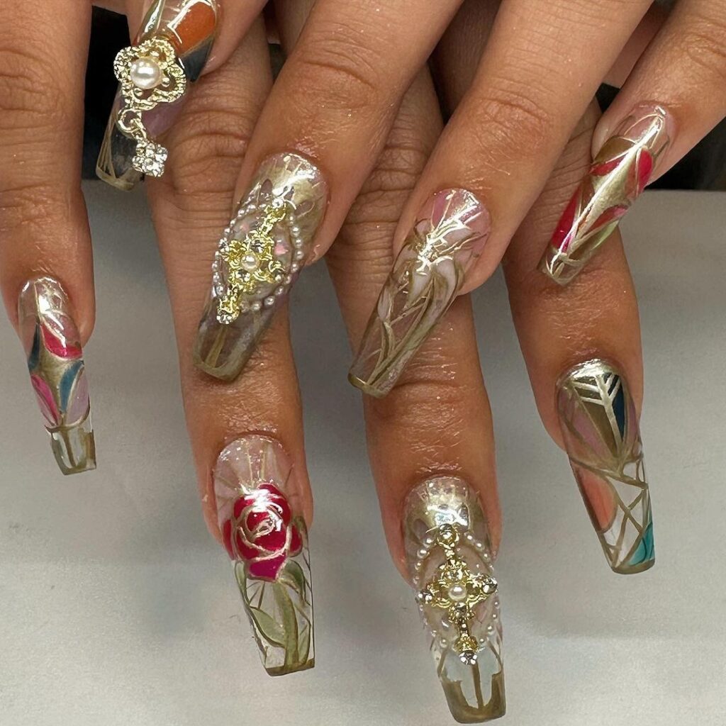 uñas vidrieras doradas