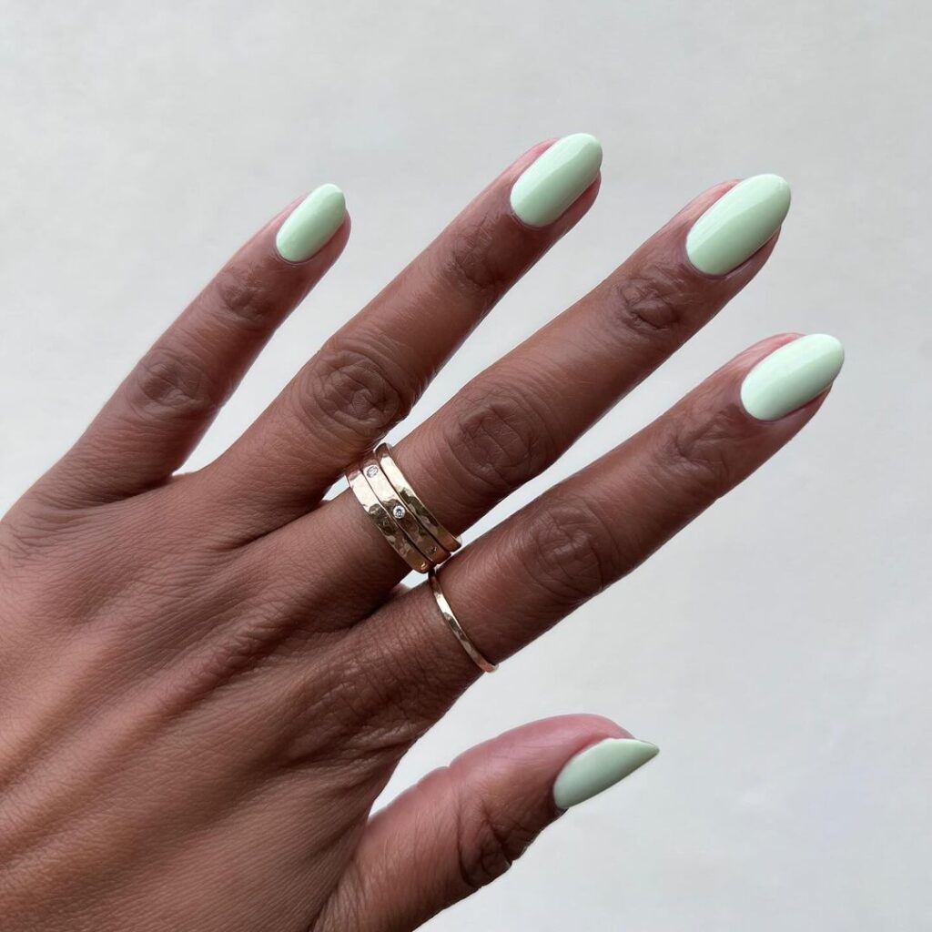 light mint green nails