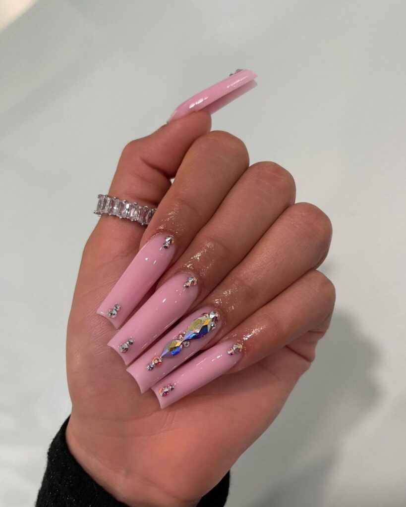 unhas compridas de gema cor-de-rosa