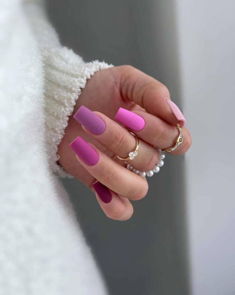 unhas divertidas em rosa mate e roxo