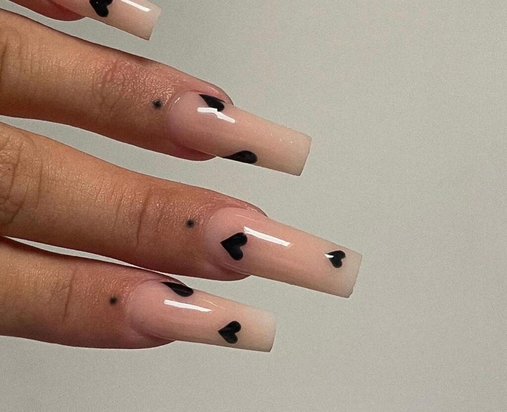 unhas acrílicas nude com arte em coração