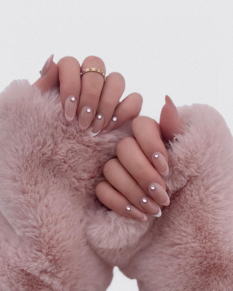 unhas cor-de-rosa nude com pedras preciosas