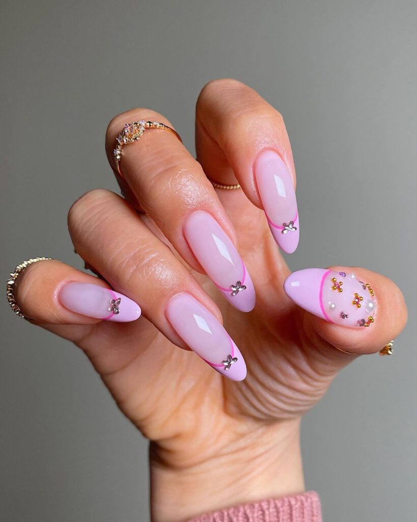 unhas cor-de-rosa com pedras preciosas em forma de borboleta