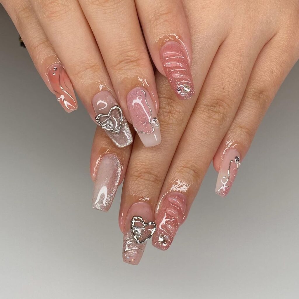 uñas de plata rosa y gemas de purpurina