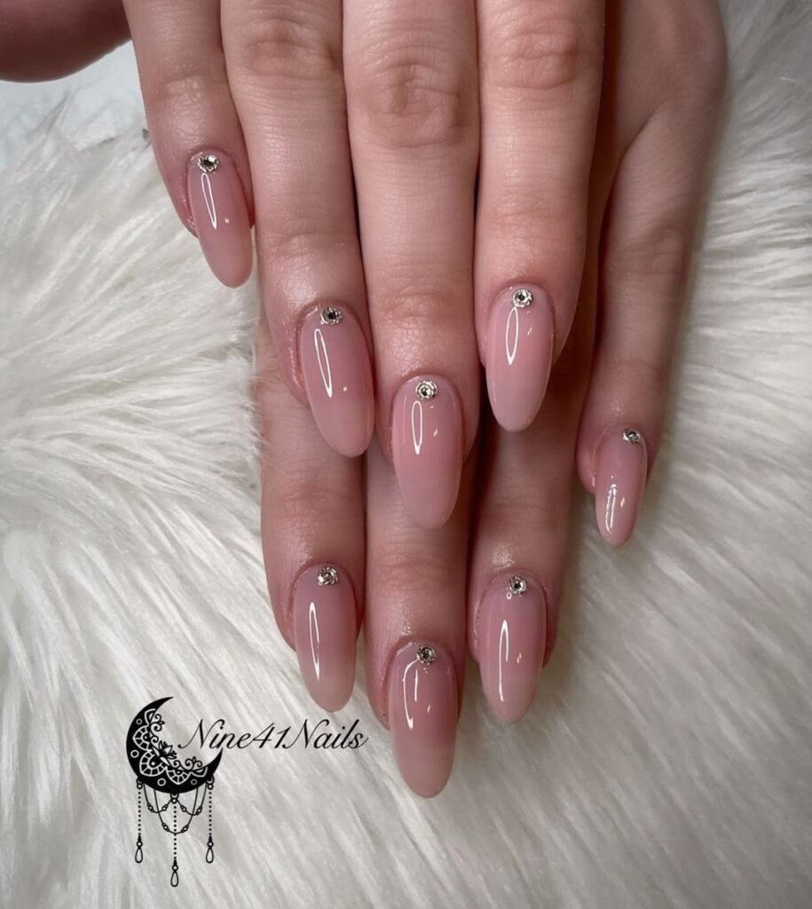 round nude nails