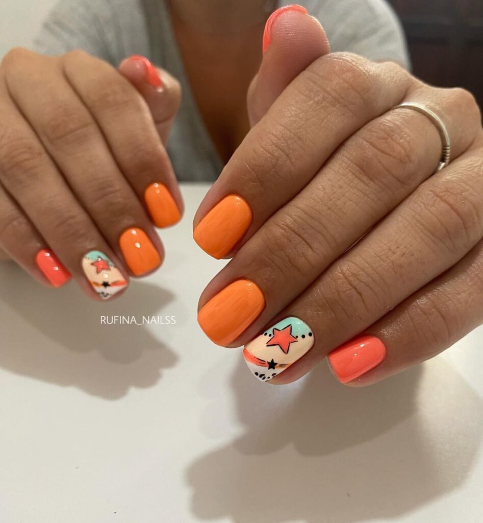 unhas cor de laranja curtas e divertidas