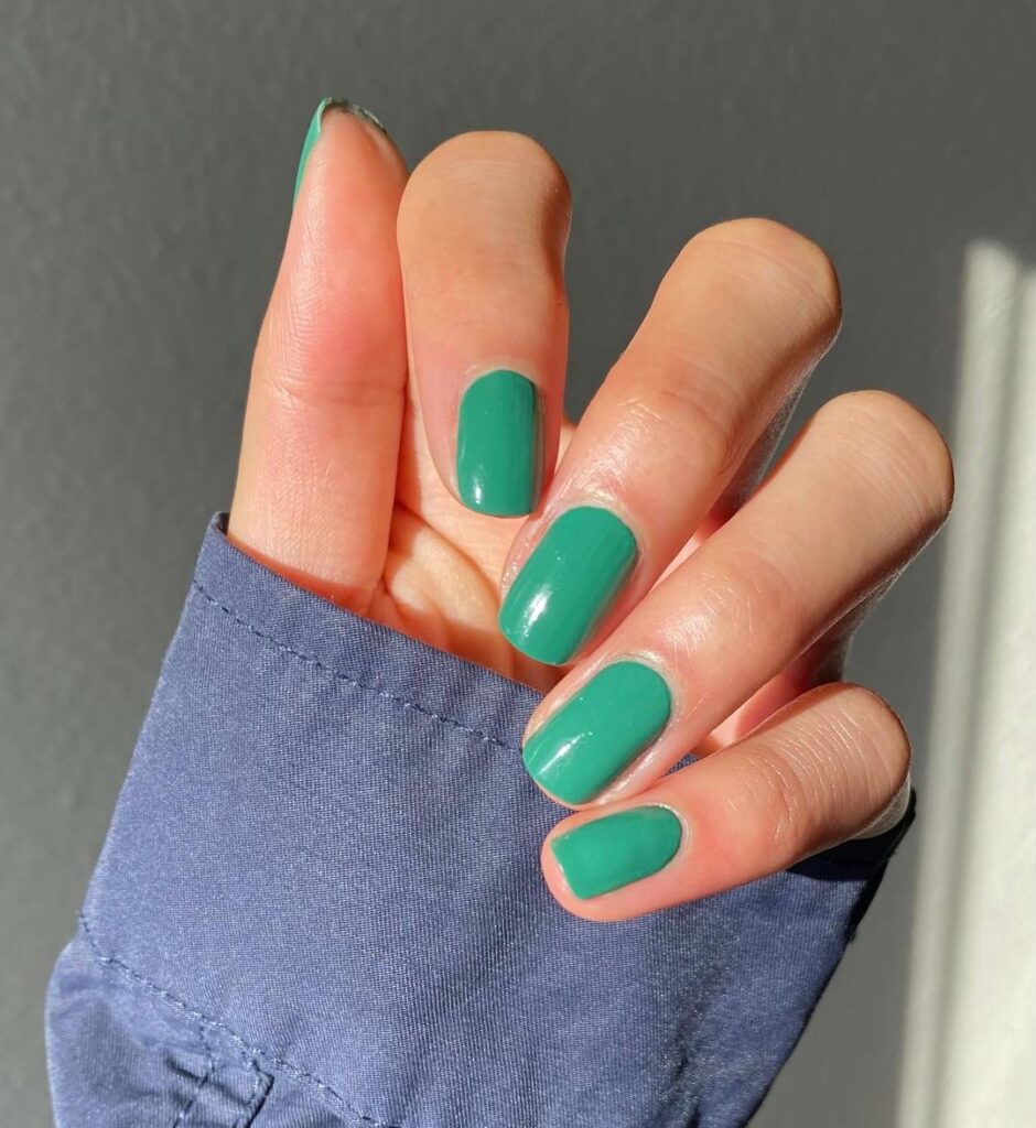 short clean mint green nails