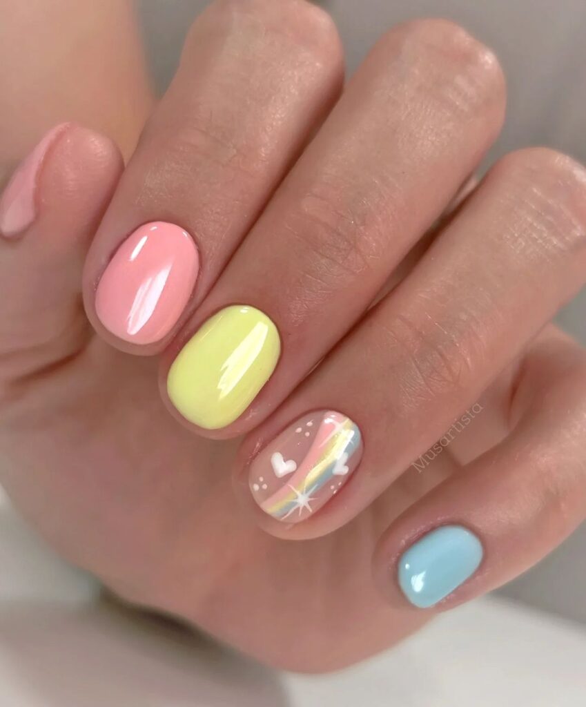 unhas curtas com arco-íris pastel e cores divertidas