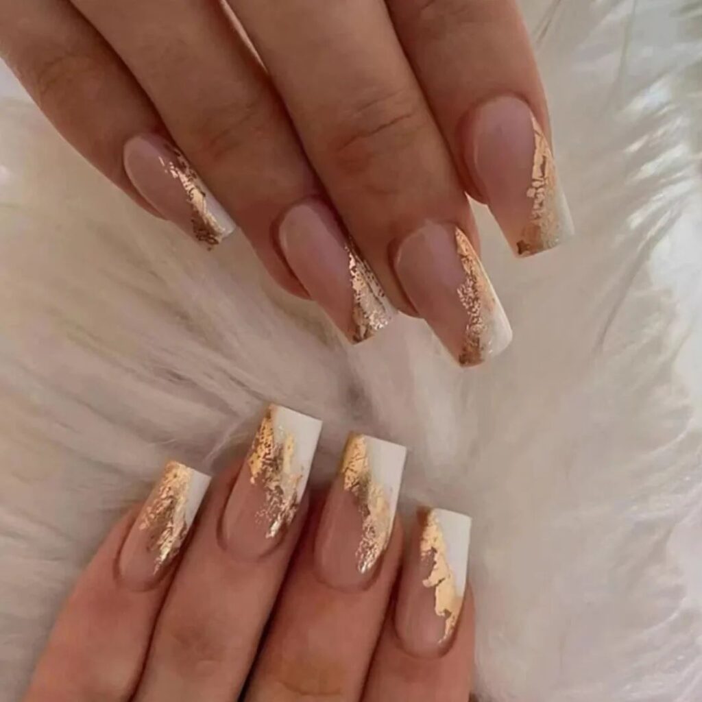 uñas con brillos blancos y dorados