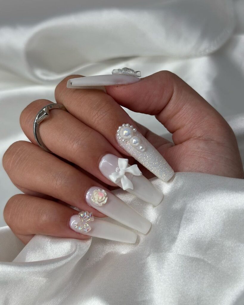 uñas blancas con flores y lazos