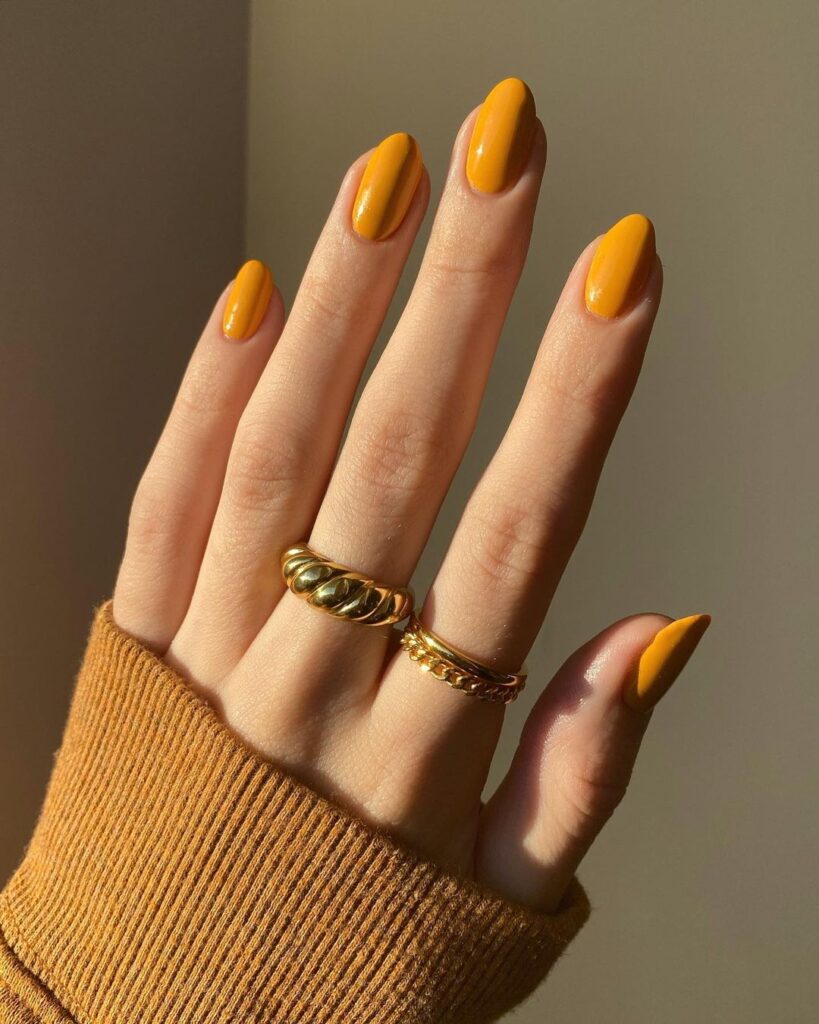 unhas amarelo mel mostarda