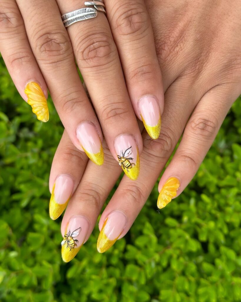 diseño de uñas abeja amarilla